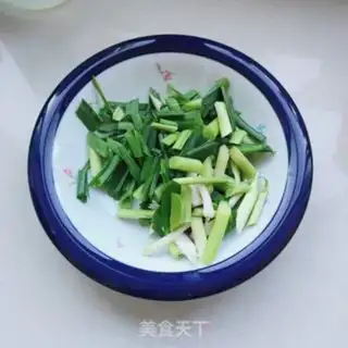 Make Garlic sprouts back to the pot step 1