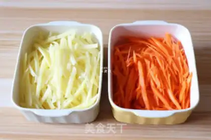 Make Flowers with expensive vegetable rolls step 1