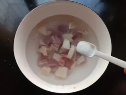Make Cream pepper fried duck legs step 1