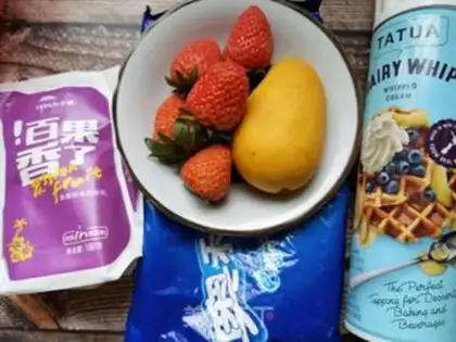 Make Mango strawberry olio yogurt cup step 0
