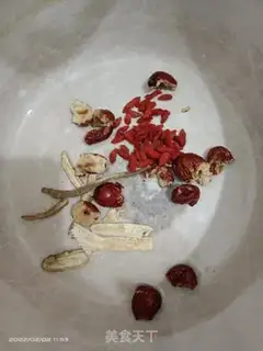 Make Doves dry squid radish soup step 1