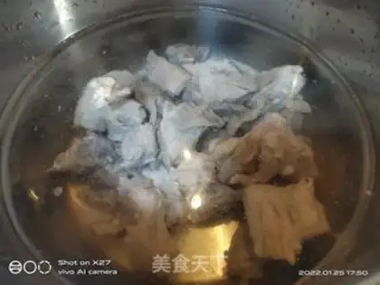 Make Worm and grass stew ribs step 1