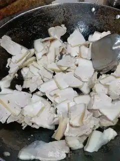 Make Garlic sprouts back to the pot step 0