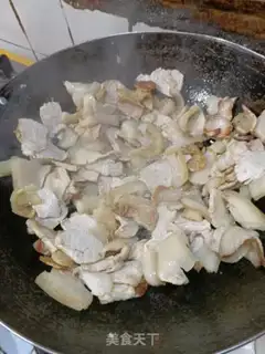 Make Garlic sprouts back to the pot step 1
