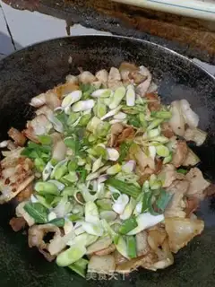 Make Garlic sprouts back to the pot step 3