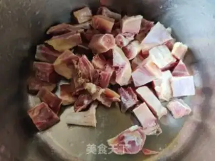 Make Chicken Lotus soup step 1