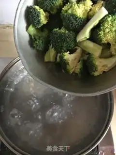 Make Garlic broccoli step 1