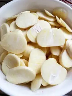 Make Homemade garlic powder step 1