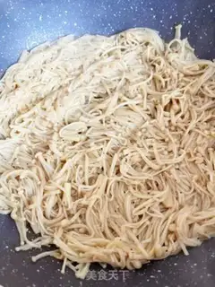 Make Red-oiled needle mushrooms step 0