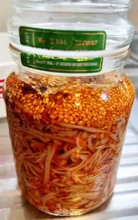 Make Red-oiled needle mushrooms step 1