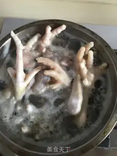 Make Chicken claw chop peanut soup step 1