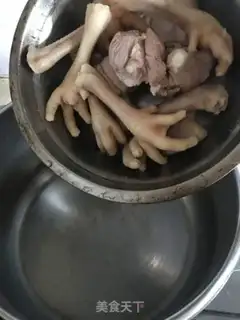 Make Chicken claw chop peanut soup step 2