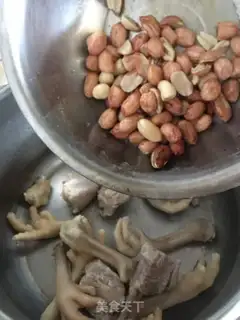 Make Chicken claw chop peanut soup step 3