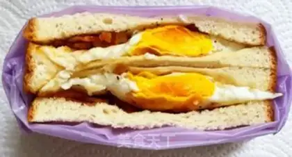 Make Quick bacon egg sandwich step 4