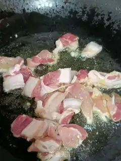 Make Five flowers with green pepper step 1