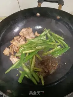 Make Five flowers with green pepper step 2