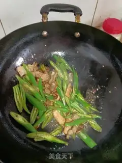 Make Five flowers with green pepper step 3