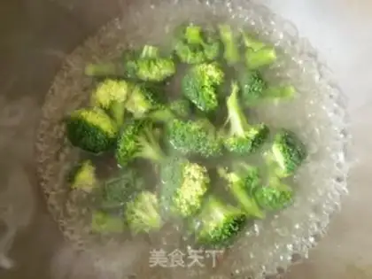 Make Sea cucumber with broccoli step 1