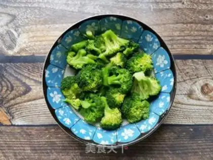 Make Sea cucumber with broccoli step 2