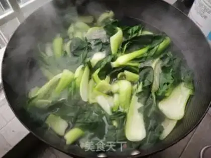 Make Hot noodles egg box step 1
