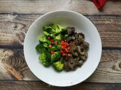 Make Sea cucumber with broccoli step 5