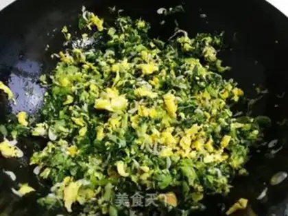 Make Hot noodles egg box step 6