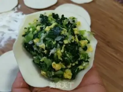 Make Hot noodles egg box step 9