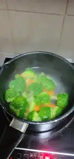Make Garlic shrimp with broccoli step 3