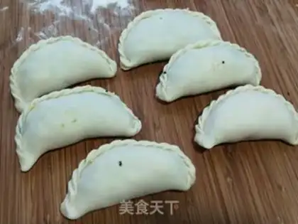 Make Hot noodles egg box step 10