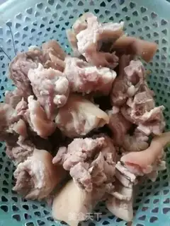 Make Red burning pig hoof step 0