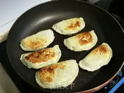 Make Hot noodles egg box step 12