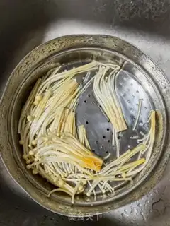 Make Sour spicy fish with golden needle mushrooms step 0