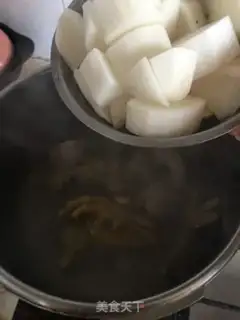 Make Claw claw radish soup step 4