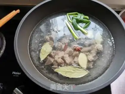 Make Gold-cracking mushroom fan soup step 1