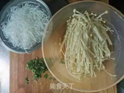 Make Gold-cracking mushroom fan soup step 2
