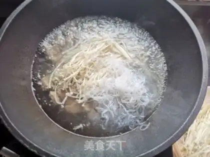 Make Gold-cracking mushroom fan soup step 4