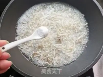 Make Gold-cracking mushroom fan soup step 6