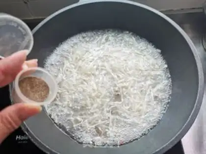 Make Gold-cracking mushroom fan soup step 7