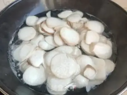 Make Pork three-almond mushroom box step 7