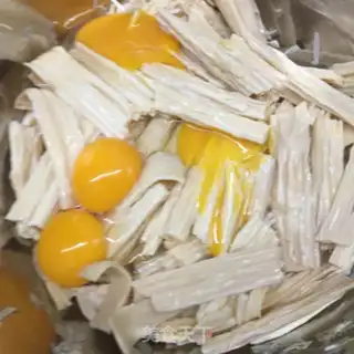 Make Scrambled onion eggs step 3