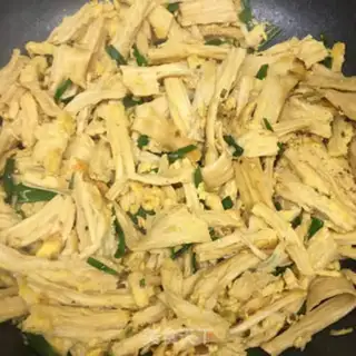 Make Scrambled onion eggs step 7