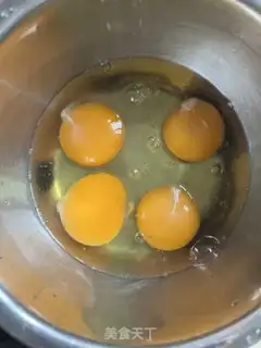 Make Tomato fried eggs step 1