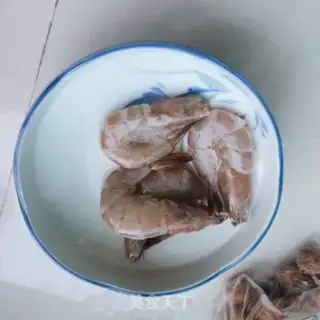 Make Cabbage shrimp soup step 1