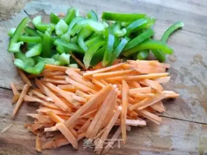 Make Pepper carrots, golden needle mushrooms step 2