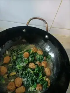 Make Spinach meatball fan soup step 6