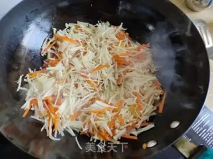 Make Pepper carrots, golden needle mushrooms step 4