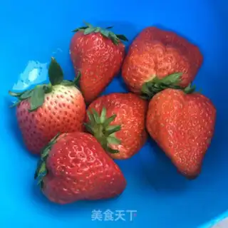 Make A nut strawberry yogurt cup step 0