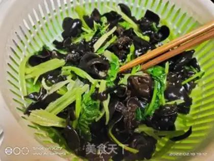 Make Celery with a wooden ear egg step 4