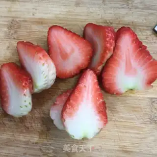 Make A nut strawberry yogurt cup step 1
