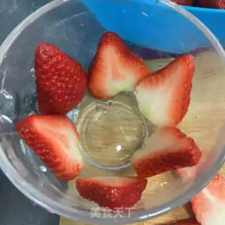 Make A nut strawberry yogurt cup step 2